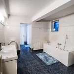 Parkside Haven With 4 Bedrooms & Free Parking *