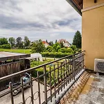 Parkside Haven With 4 Bedrooms & Free Parking Apartma