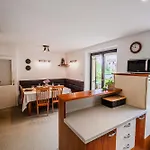 Parkside Haven With 4 Bedrooms & Free Parking Apartma