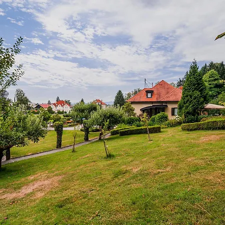 Parkside Haven With 4 Bedrooms & Free Parking *