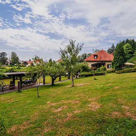 Parkside Haven With 4 Bedrooms & Free Parking Apartmán