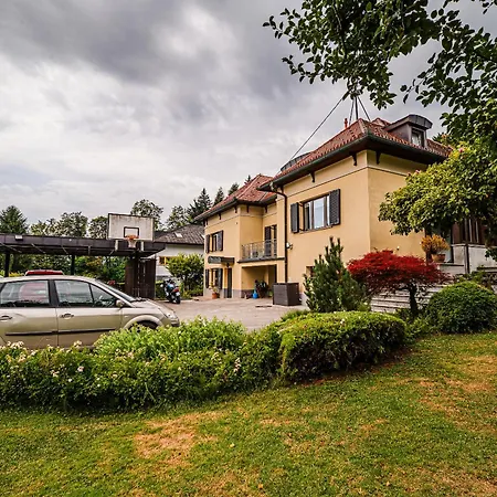Appartamento Parkside Haven With 4 Bedrooms & Free Parking Lubiana