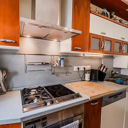 Διαμέρισμα Parkside Haven With 4 Bedrooms & Free Parking