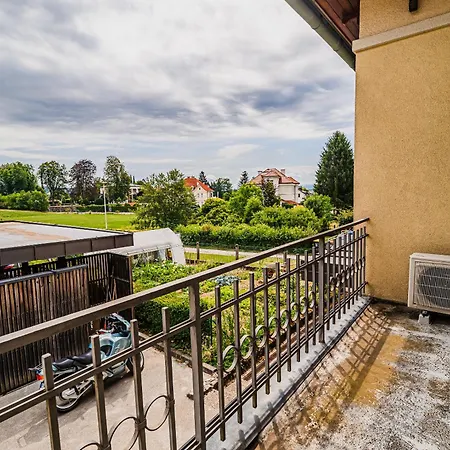 Parkside Haven With 4 Bedrooms & Free Parking Appartamento