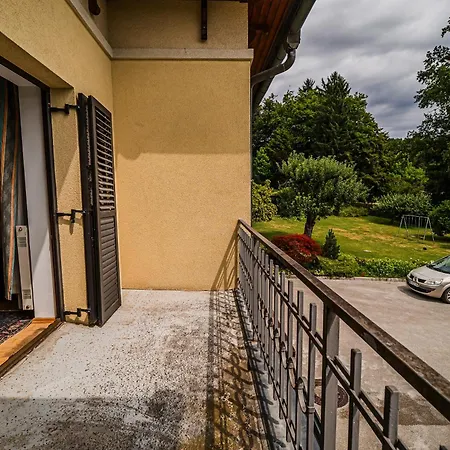Parkside Haven With 4 Bedrooms & Free Parking Appartamento Lubiana
