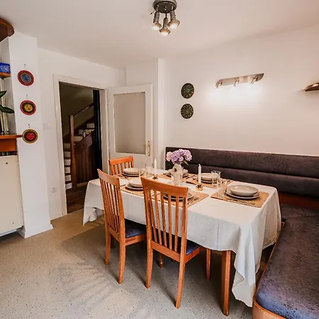 Appartamento Parkside Haven With 4 Bedrooms & Free Parking Lubiana