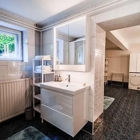 Parkside Haven With 4 Bedrooms & Free Parking Λιουμπλιάνα