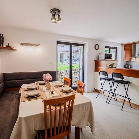 Parkside Haven With 4 Bedrooms & Free Parking Διαμέρισμα *