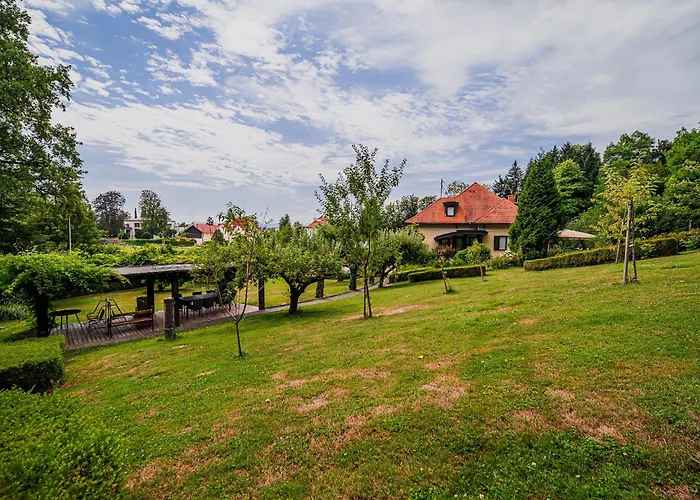 Parkside Haven With 4 Bedrooms & Free Parking Apartment