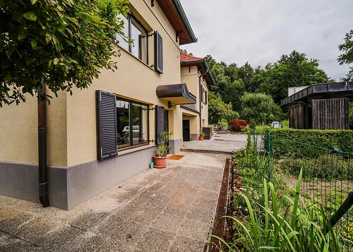 Parkside Haven With 4 Bedrooms & Free Parking Apartment