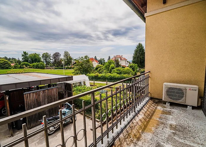 Parkside Haven With 4 Bedrooms & Free Parking Apartment