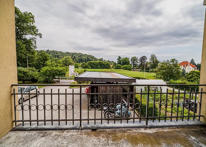 Parkside Haven With 4 Bedrooms & Free Parking Apartment