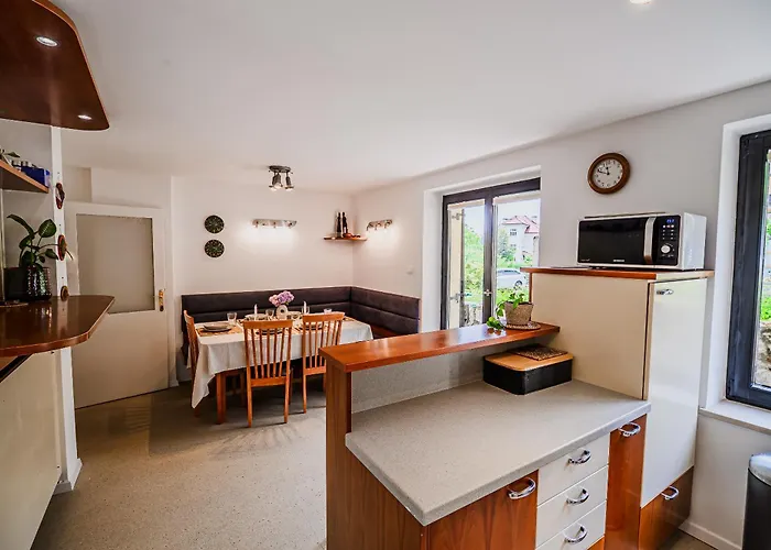 Parkside Haven With 4 Bedrooms & Free Parking Apartment