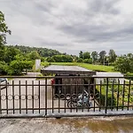 Parkside Haven With 4 Bedrooms & Free Parking Apartman